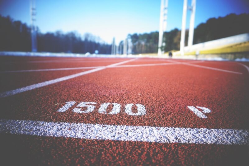 How does sharing workout data vary across different apps?